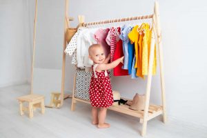 8 prendas de ropa y accesorios que no pueden faltar en el armario de tu bebé